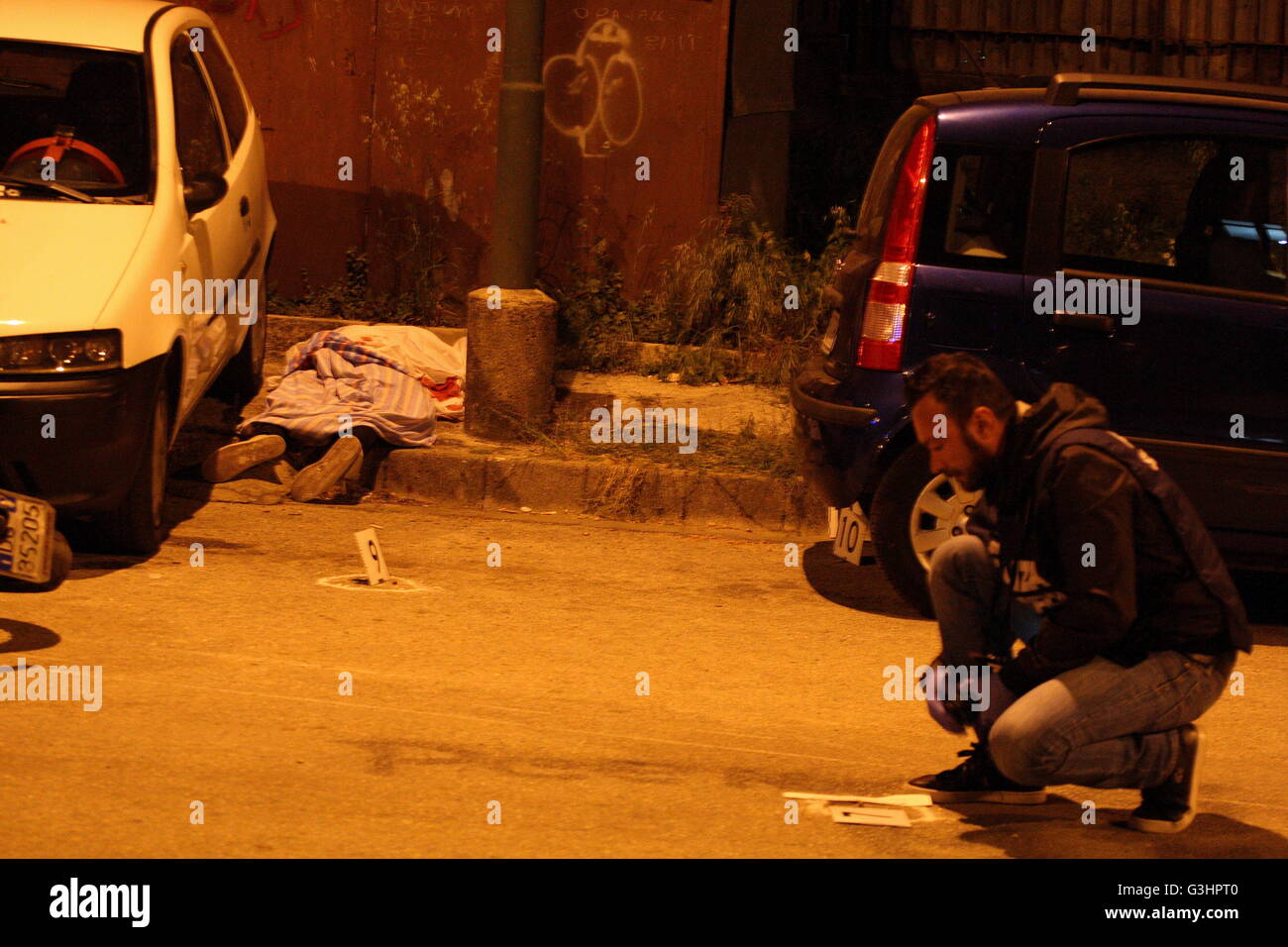 Il nord della città di Napoli zona è sulle scene sanguinose. Un gruppo di assassini sono stati catturati durante l'attesa per la sua ragazza in via Vittorio Emanuele. Il nome della vittima era Daniele Stara, 30, un residente ad Afragola, blocco 15 del parco Salicelle, noti alla polizia per reati in materia di droga. Daniele Stara, secondo i rapporti iniziali ancora in fase di studio da parte di ricercatori, fu da lui stesso, accanto alla sua moto, quando essi entrarono in azione gli assassini. La vista esplosa in dodici scatti di cui due hanno centrato nella parte posteriore e nella testa, uccidendolo all'istante. La zona in cui l'imboscata preso plac Foto Stock