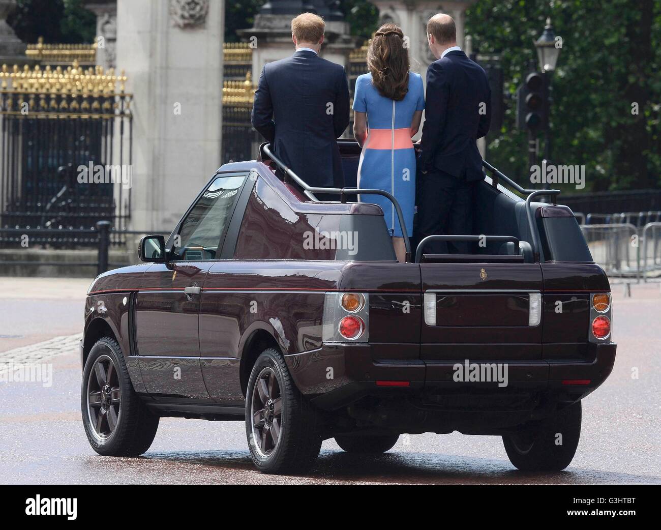 Il Duca e la Duchessa di Cambridge e il principe Harry al patrono di pranzo in Mall, il centro di Londra in onore della regina il novantesimo compleanno, in un aperto e rabboccato Range Rover. Foto Stock