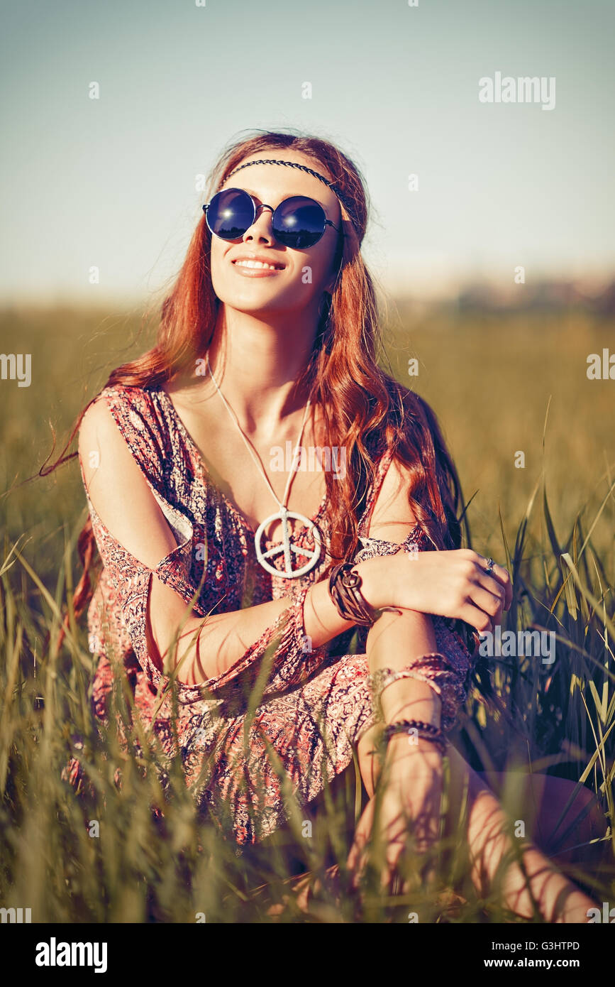 Immagini Stock - Ritratto Di Una Vecchia Donna Hippie Con Occhiali Da Sole  In Città. Image 204508299