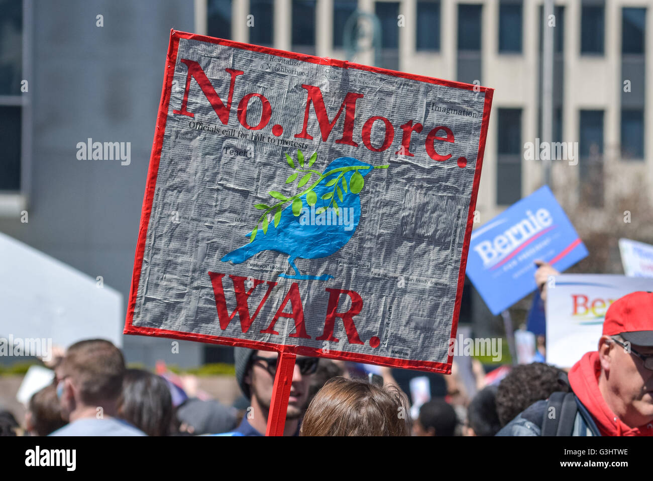 New York, Stati Uniti. Xvi Apr, 2016. I partecipanti del rally e marzo mostrano il loro supporto per Bernie Sanders. I sostenitori del candidato presidenziale democratico Bernie Sanders raccolse in Foley Square e poi hanno marciato su Broadway a Union Square Park davanti a un pomeriggio di porta a porta avanti la campagna del New York Stato primario. © Albin Lohr-Jones/Pacific Press/Alamy Live News Foto Stock