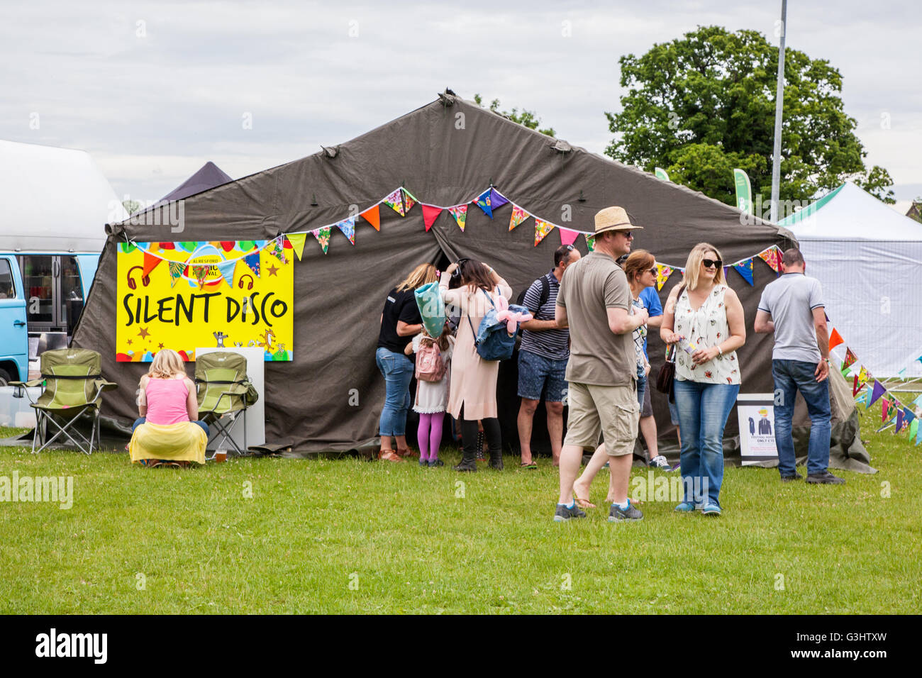 La silenziosa discoteca all'Alresford Music Festival 2016, Hampshire, Inghilterra, Regno Unito. Foto Stock