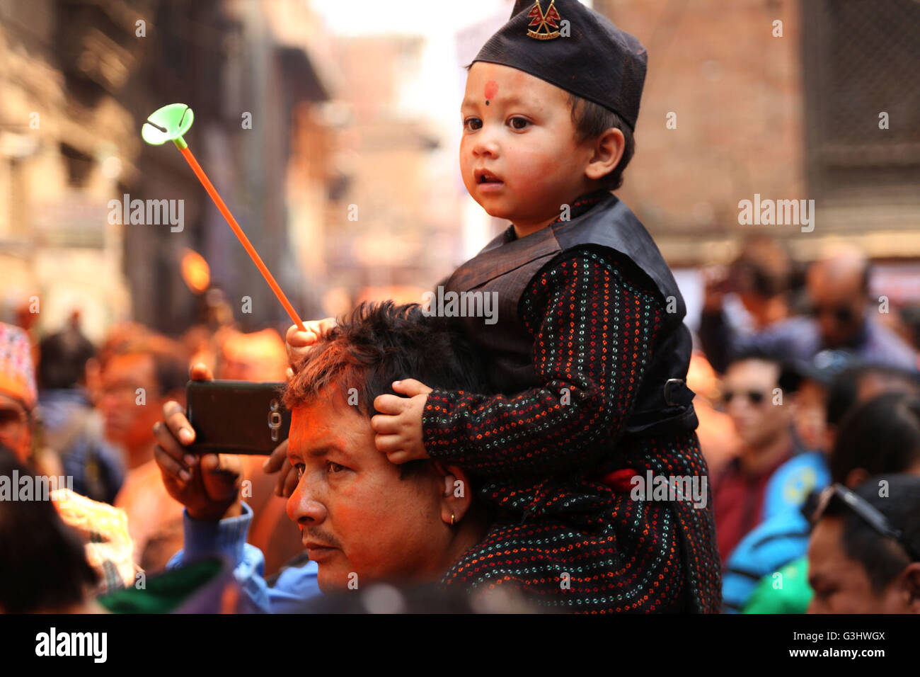 Un capretto Nepalese partecipa alla celebrazione di Sindoor Jatra o polvere di Vermiglio festival per contrassegnare i nepalesi Nuovo Anno in Thimi. Foto Stock