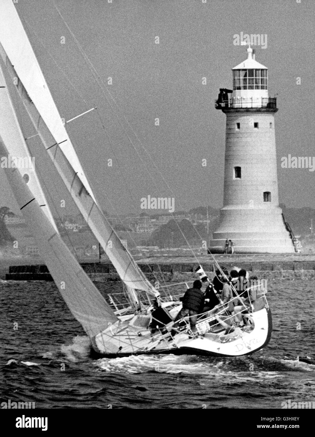 AJAXNETPHOTO. 10agosto, 1983. PLYMOUTH in Inghilterra. - ADMIRAL'S CUP - FASTNET RACE - Team Francia - DIVA (FRA) visto passare la luce di frangiflutti. Foto : JONATHAN EASTLAND /AJAX REF:HDD YA DIVA FASTNET 1983 Foto Stock AJAXNETPHOTO. 10agosto, 1983. PLYMOUTH in Inghilterra. - ADMIRAL'S CUP - FASTNET RACE - Team Francia - DIVA (FRA) visto passare la luce di frangiflutti. Foto : JONATHAN EASTLAND /AJAX REF:HDD YA DIVA FASTNET 1983 Foto Stock