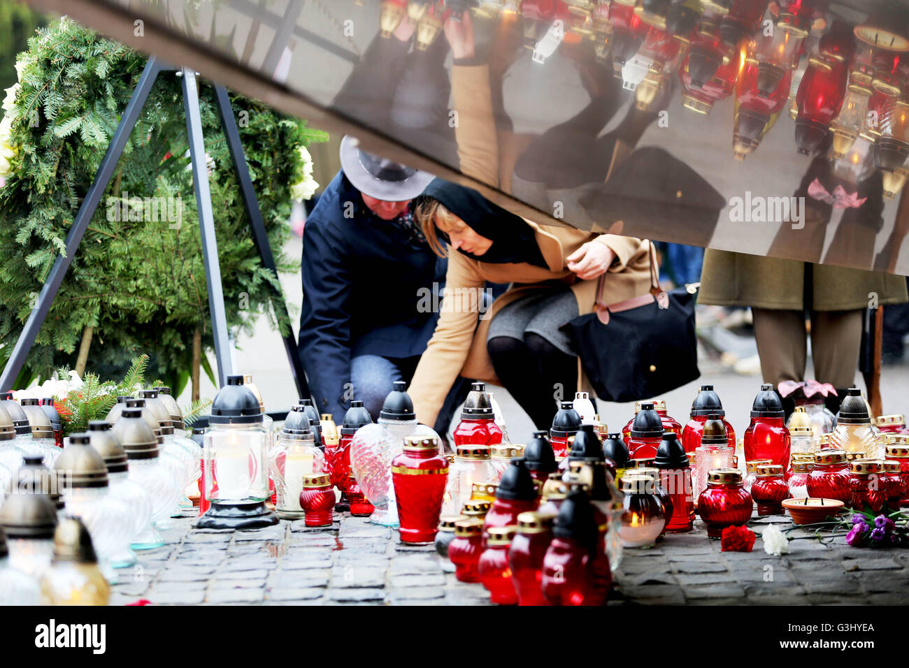 10 aprile ha segnato il sesto anniversario della morte del presidente polacco Lech Kaczynski e di sua moglie Maria Kaczynska, morto lungo con 94 altri politici e militari di elite polacco quando il loro aereo si schianta sul 10 aprile 2010, a Smolensk, Russia. Cerimonie di commemorazione si sono svolte in Polonia. (Foto di Anna Ferensowicz / Pacific Stampa) Foto Stock