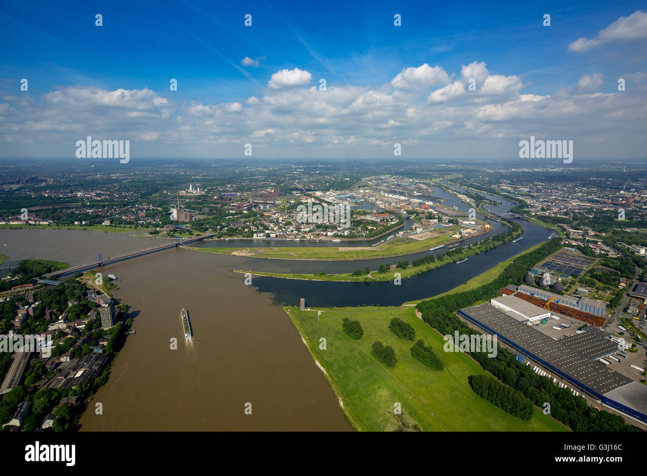 Vista aerea, marrone diluvio Reno si mescola con il pulire Ruhrwasser an der Ruhr estuario del porto di Duisburg, Duisburg, Ruhr, Foto Stock