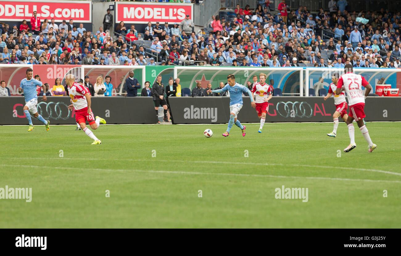 Mikey Lopez (5) in MLS gioco NYC FC contro Red Bulls allo Yankee Stadium. Red Bulls ha vinto 7-0. (Foto di Lev Radin / Pacific Stampa) Foto Stock