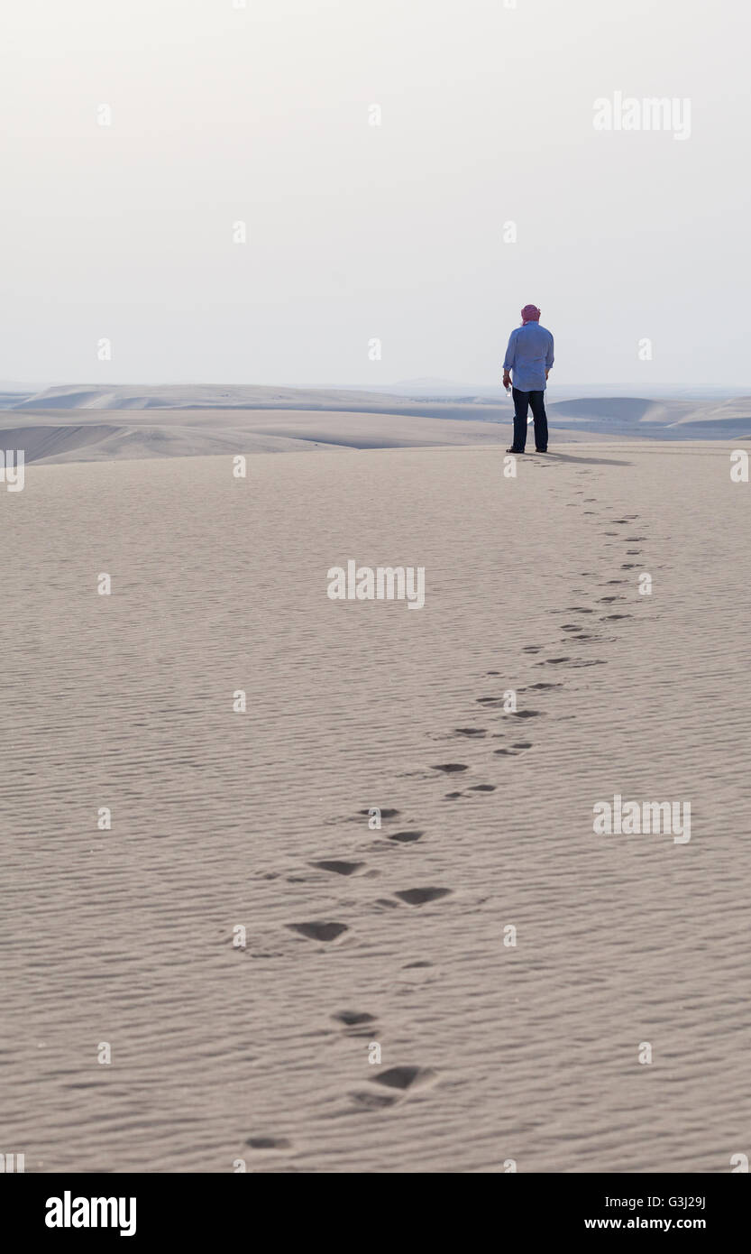 Orme nella sabbia. Guardando verso il confine con l' Arabia Saudita nel deserto del Qatar vicino al mare interno. Foto Stock