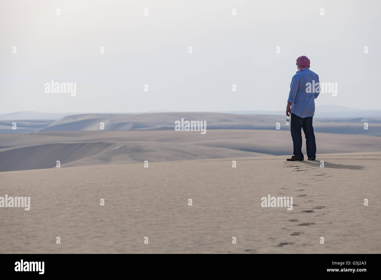 Orme nella sabbia. Guardando verso il confine con l' Arabia Saudita nel deserto del Qatar vicino al mare interno. Foto Stock