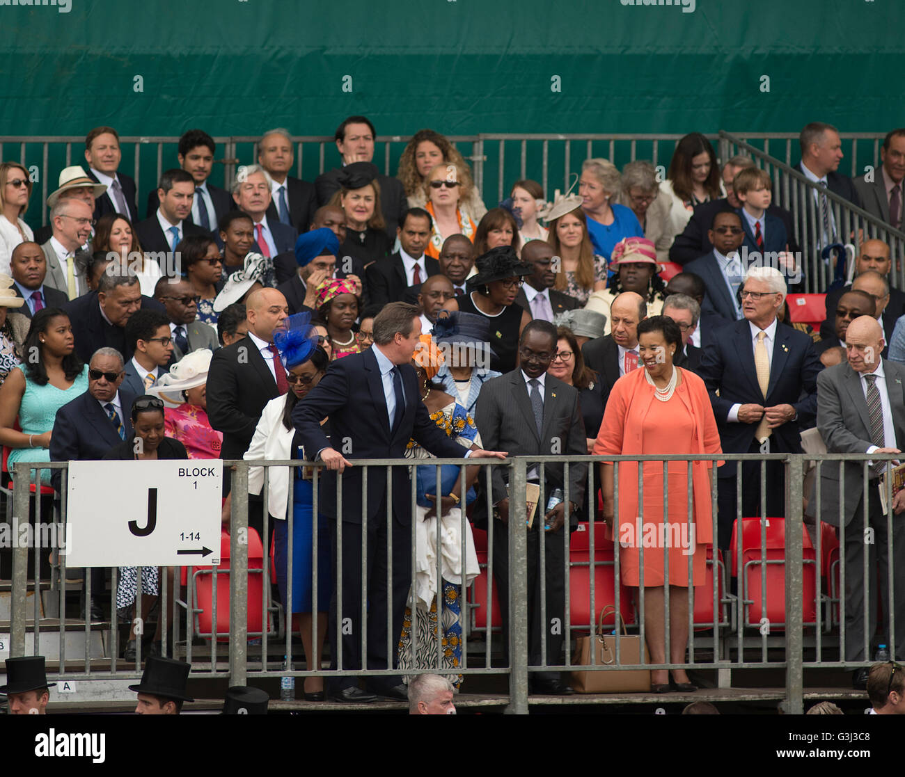 La Sfilata delle Guardie a Cavallo, Londra, Regno Unito. 11 giugno 2016. Compleanno sfilata di Sua Maestà la Regina Elisabetta II, PM David Cameron che arrivano. Foto Stock