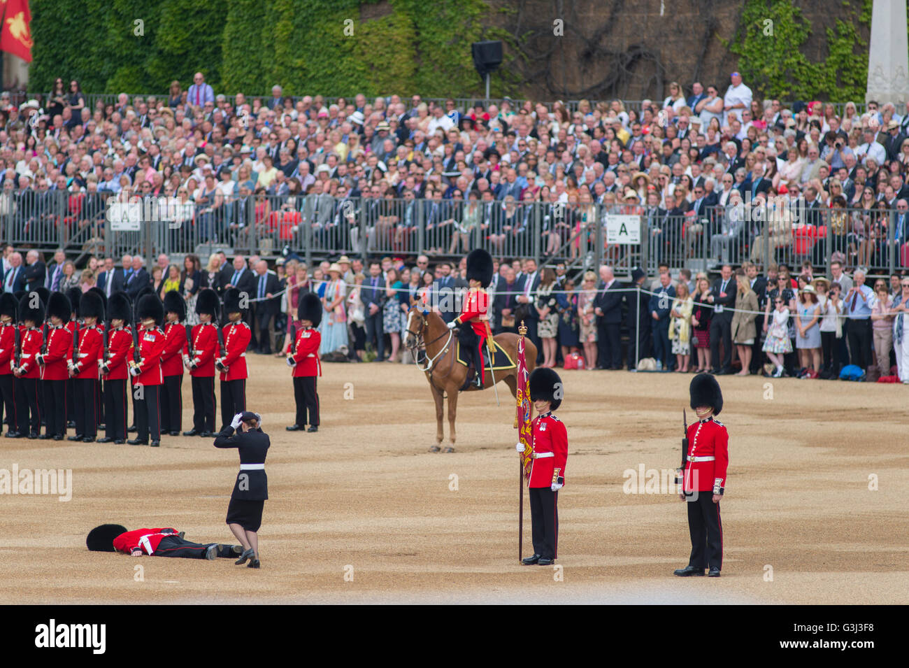 La Sfilata delle Guardie a Cavallo, Londra, Regno Unito. 11 giugno 2016. Il novantesimo compleanno sfilata di Sua Maestà la Regina Elisabetta II, Color Guard collassa. Foto Stock