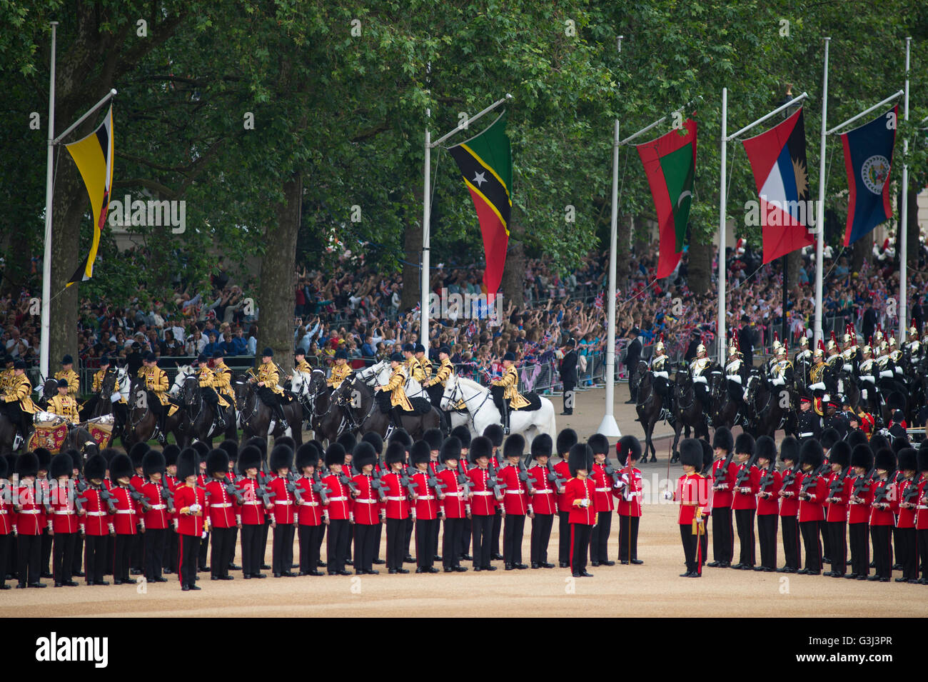 La Sfilata delle Guardie a Cavallo, Londra, Regno Unito. 11 giugno 2016. Il novantesimo compleanno sfilata di Sua Maestà la Regina Elisabetta II, Horse Guards arrivare. Foto Stock