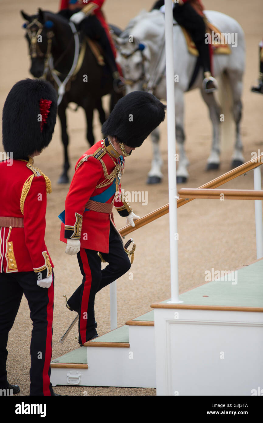 La Sfilata delle Guardie a Cavallo, Londra, Regno Unito. 11 giugno 2016. Il novantesimo compleanno sfilata di Sua Maestà la Regina Elisabetta II, il Principe Filippo arriva. Foto Stock