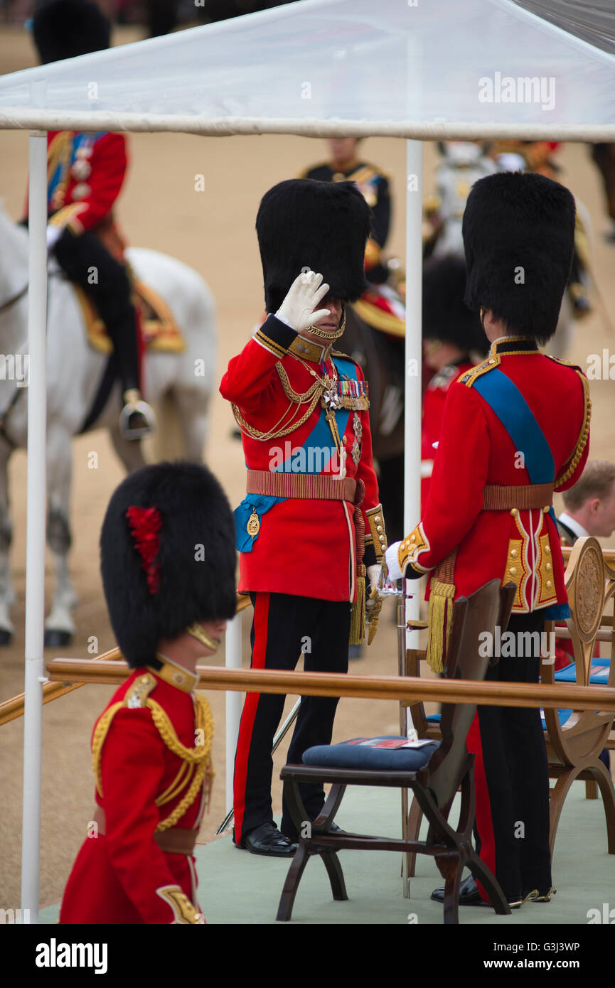 La Sfilata delle Guardie a Cavallo, Londra, Regno Unito. 11 giugno 2016. Il novantesimo compleanno sfilata di Sua Maestà la Regina Elisabetta II, il Principe Filippo arriva. Foto Stock