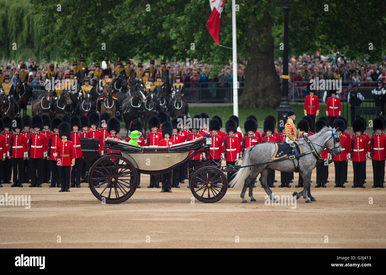 La Sfilata delle Guardie a Cavallo, Londra, Regno Unito. 11 giugno 2016. Il novantesimo compleanno sfilata di Sua Maestà la Regina Elisabetta II, il sovrano ispeziona la linea. Foto Stock