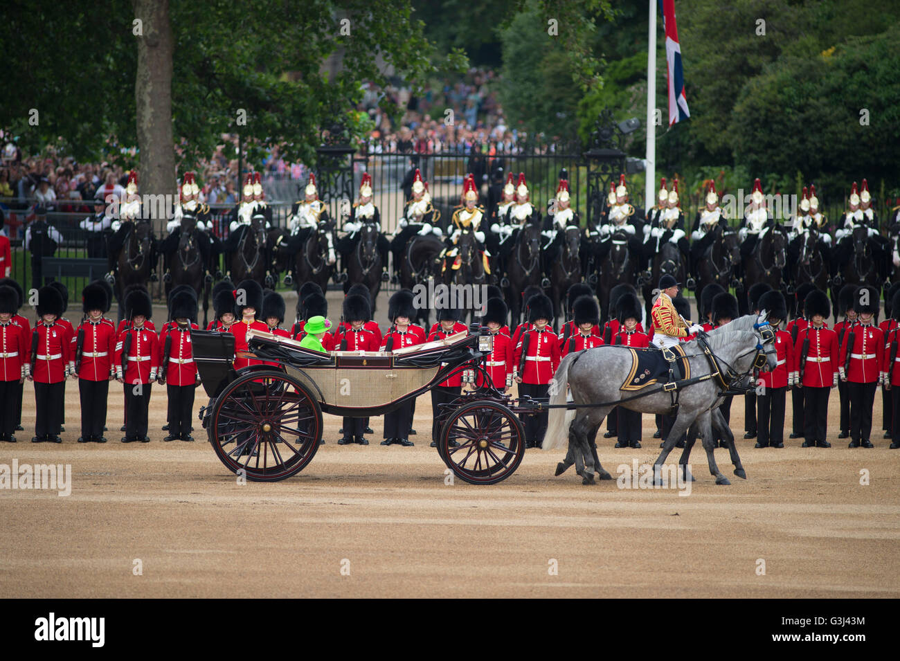 La Sfilata delle Guardie a Cavallo, Londra, Regno Unito. 11 giugno 2016. Il novantesimo compleanno sfilata di Sua Maestà la Regina Elisabetta II, il sovrano ispeziona la linea. Foto Stock