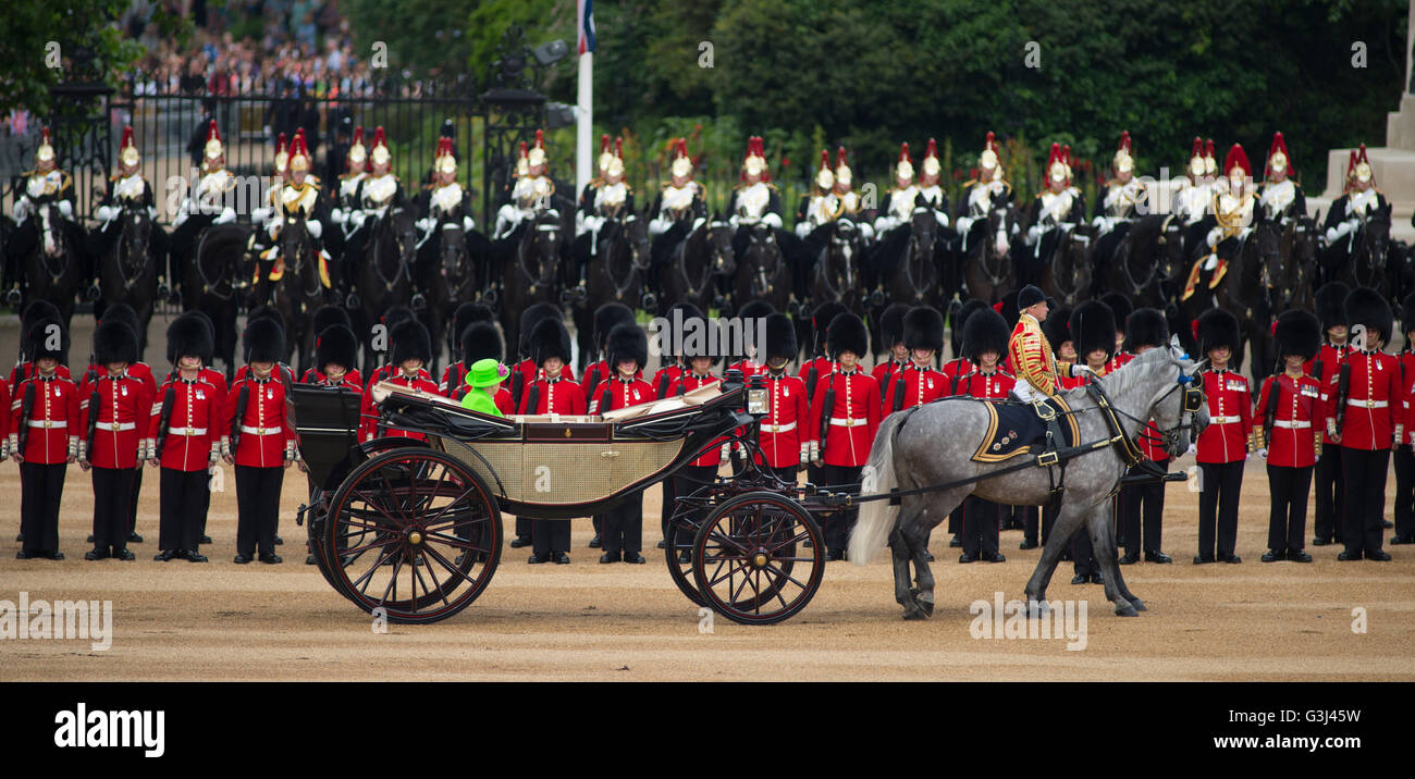 La Sfilata delle Guardie a Cavallo, Londra, Regno Unito. 11 giugno 2016. Il novantesimo compleanno sfilata di Sua Maestà la Regina Elisabetta II, il sovrano ispeziona la linea. Foto Stock
