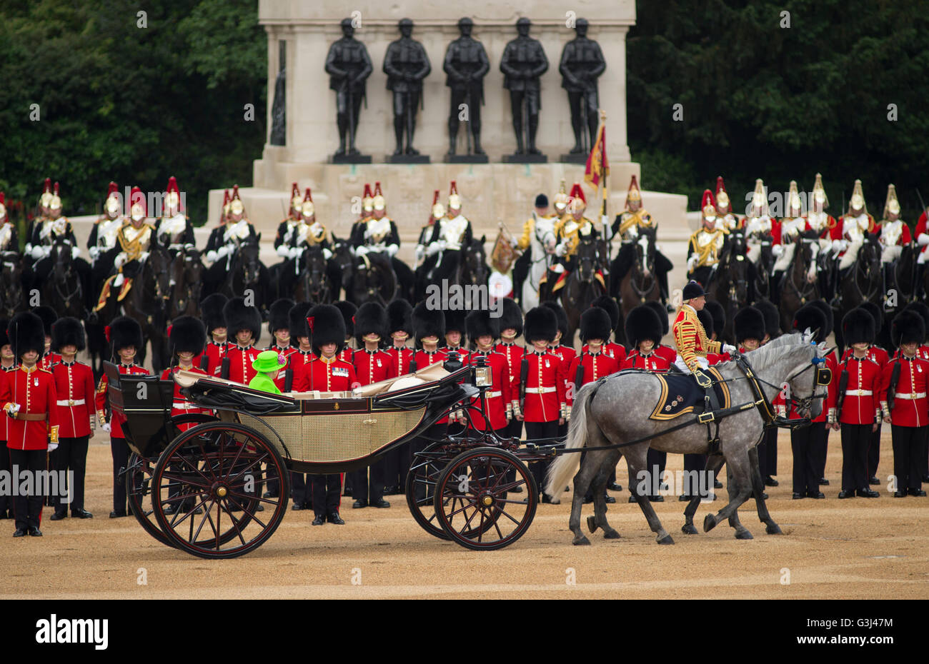 La Sfilata delle Guardie a Cavallo, Londra, Regno Unito. 11 giugno 2016. Il novantesimo compleanno sfilata di Sua Maestà la Regina Elisabetta II, il sovrano ispeziona la linea. Foto Stock