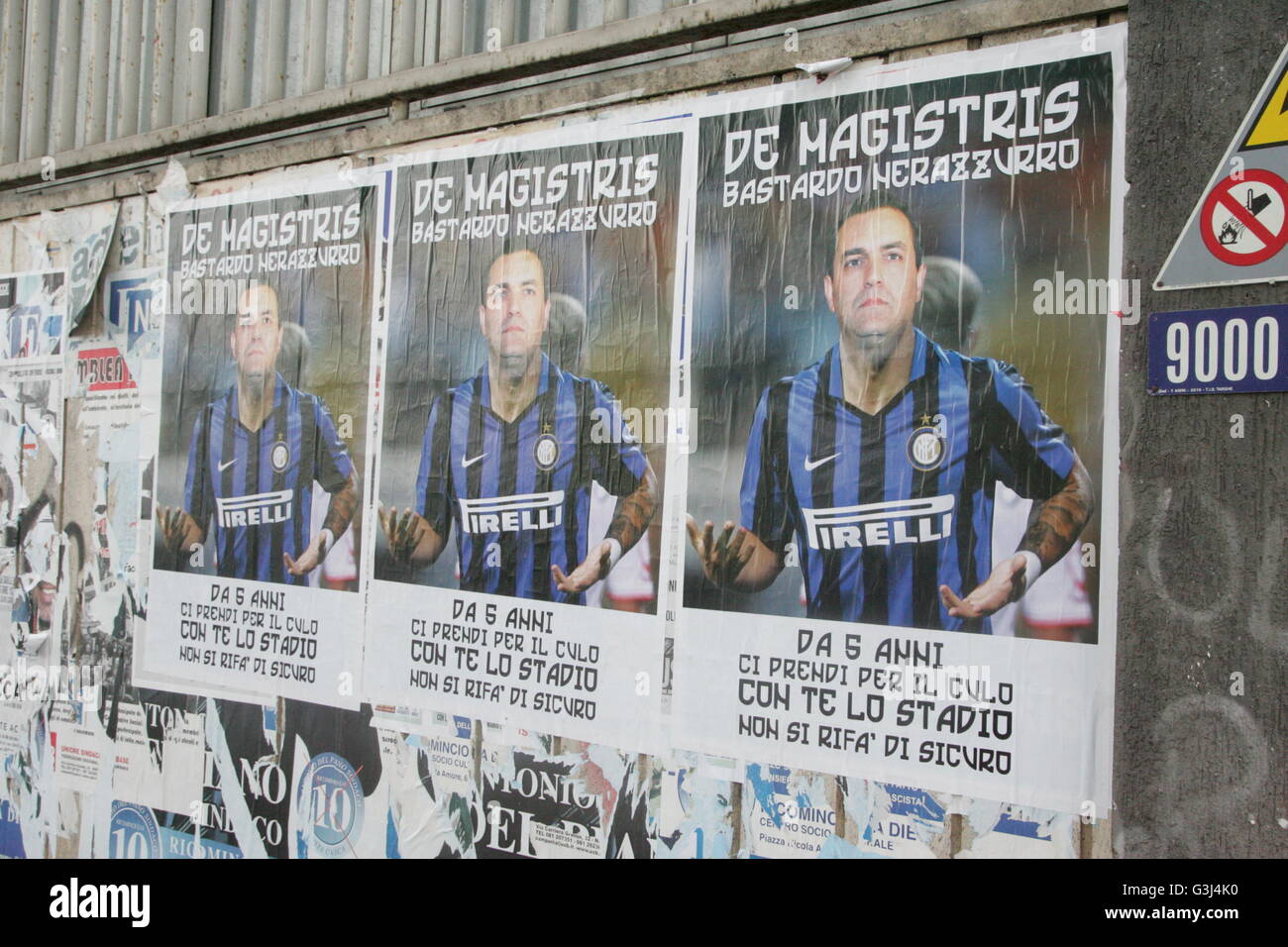 Napoli, Italia. 14 Maggio, 2016. Decine di manifesti con una foto montaggio in cui hai messo il sindaco di Napoli Luigi De Magistris, la FC Inter Maglietta sono stati affissi nella notte attraverso le strade sulle pareti e gli spazi riservati per i cartelloni pubblicitari. © Salvatore Esposito/Pacific Press/Alamy Live News Foto Stock