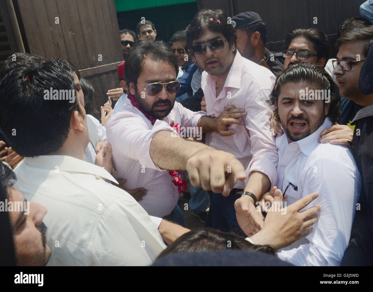 Lahore, Pakistan. 11 Maggio, 2016. Figlio dell ex Primo Ministro pakistano e leader del partito di opposizione del Pakistan del Partito popolare arriva a casa sua. Le autorità afgane ha detto che una NATO-led delle forze di sicurezza afgane missione salvato Ali Haider Gilani da un al-Qaeda legata militanti del gruppo. © Rana Sajid Hussain/Pacific Press/Alamy Live News Foto Stock
