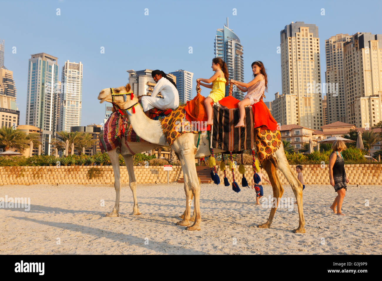 Corsa in cammello sulla spiaggia JBR in Dubai Foto Stock