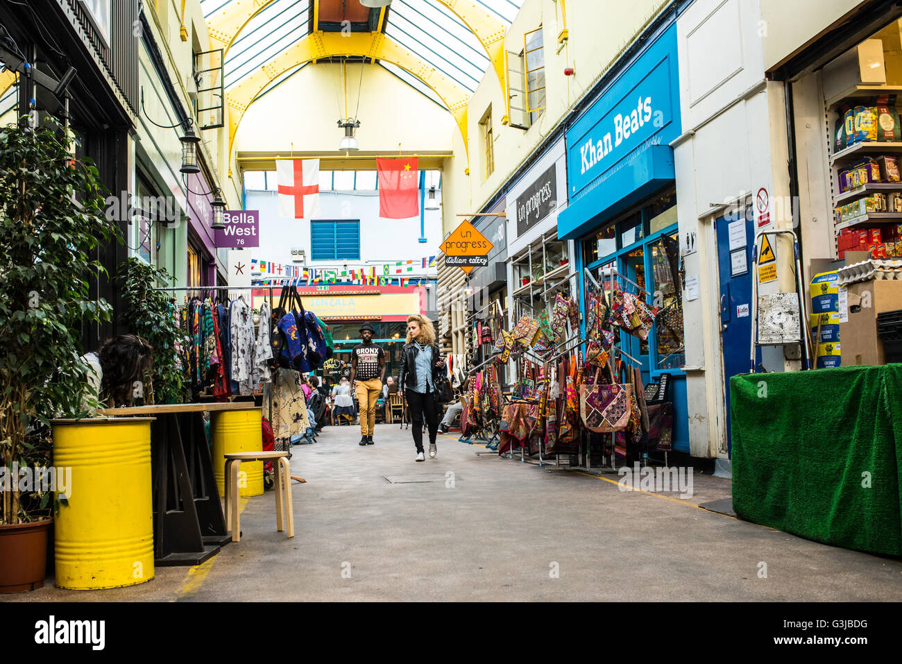 People shopping nella piscina Brixton Village market, una comunità multiculturale di mercato indipendenti con negozi e ristoranti Foto Stock