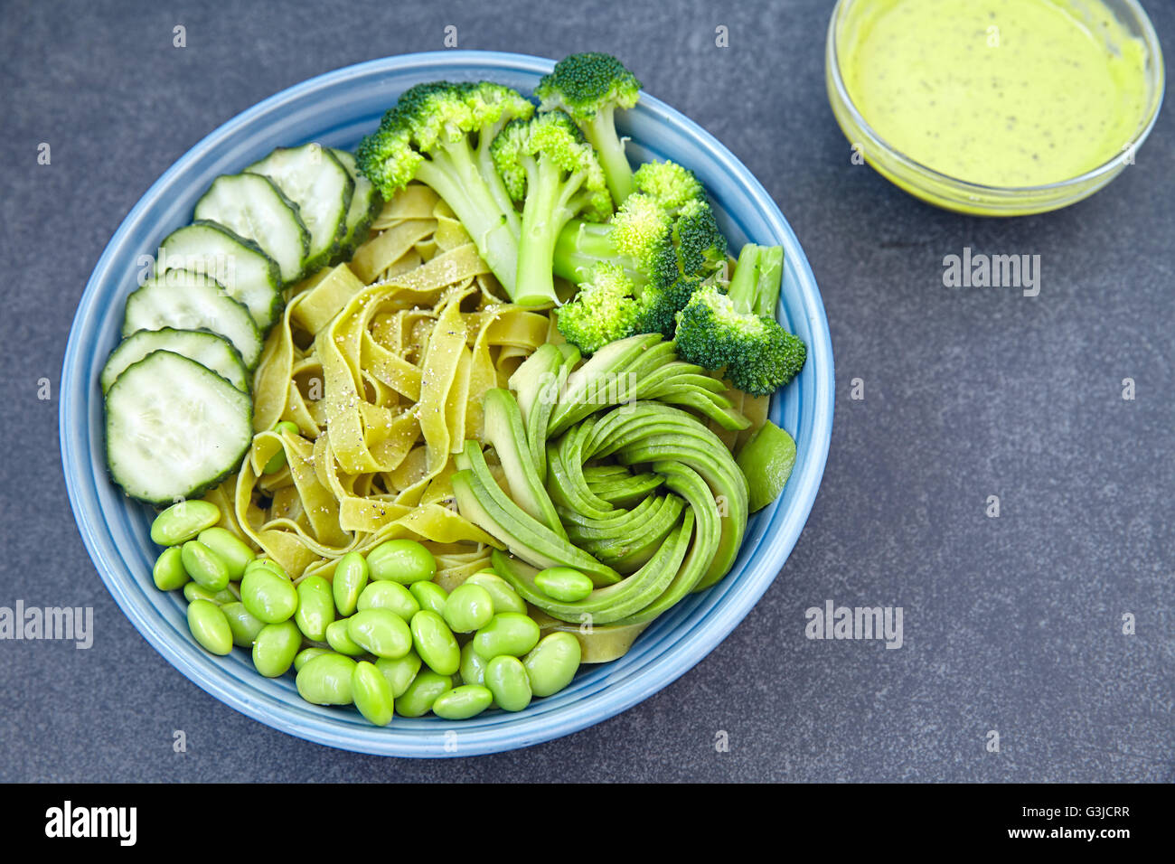 Gli spinaci pasta con il cetriolo, broccoli, avocado e edamame Foto Stock