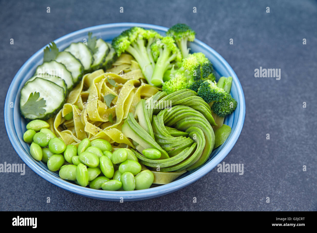Gli spinaci pasta con il cetriolo, broccoli, avocado e edamame Foto Stock