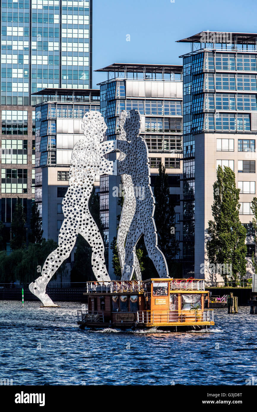 Artwork, scultura molecola Uomo nel fiume Sprea, Berlino, distretto di Friedrichshain, Foto Stock