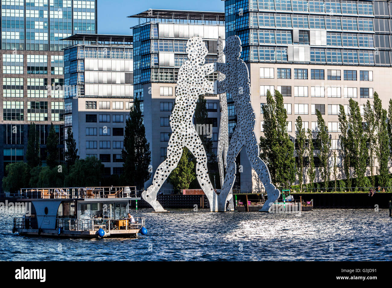 Artwork, scultura molecola Uomo nel fiume Sprea, Berlino, distretto di Friedrichshain, Foto Stock