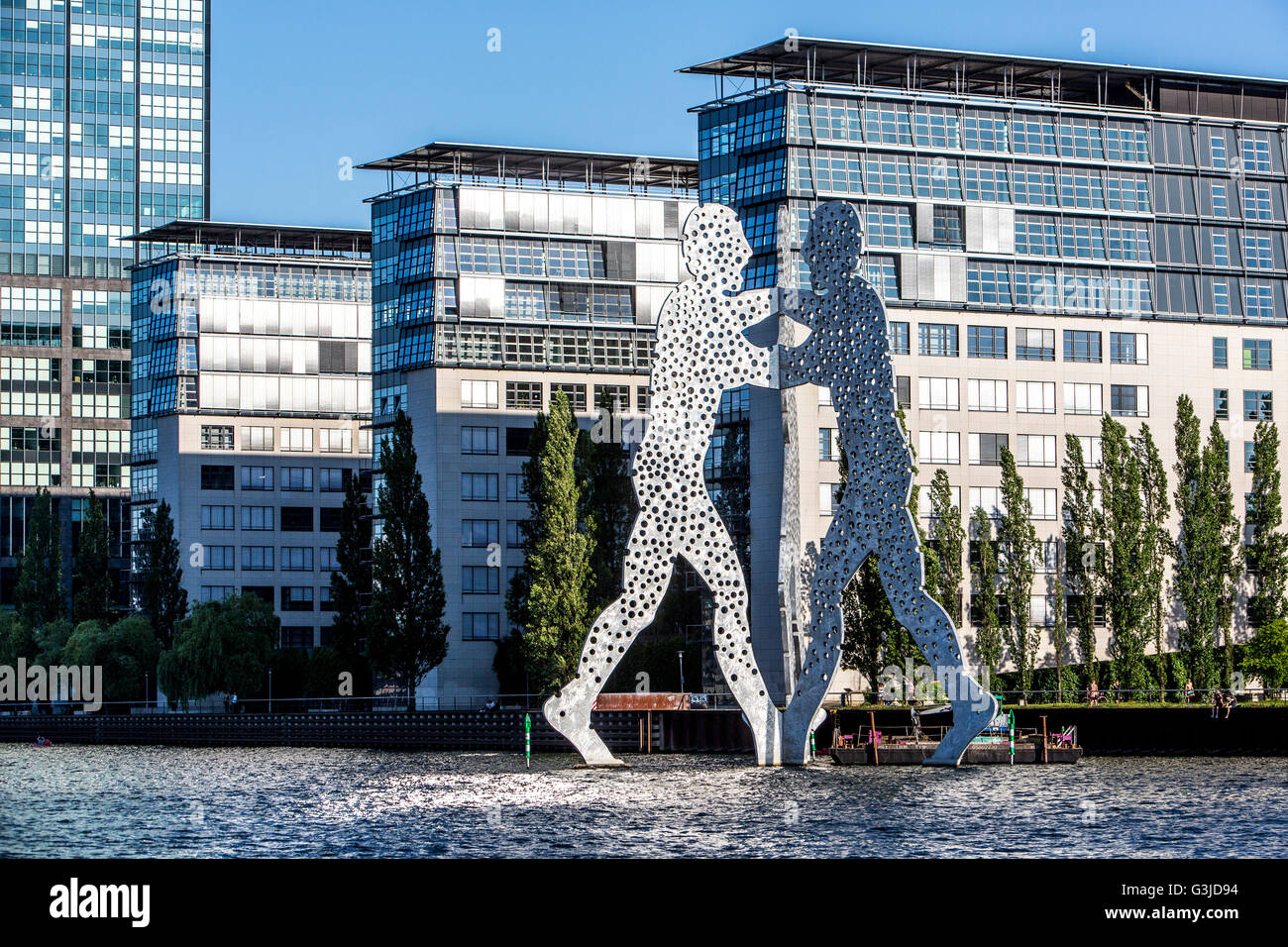 Artwork, scultura molecola Uomo nel fiume Sprea, Berlino, distretto di Friedrichshain, Foto Stock