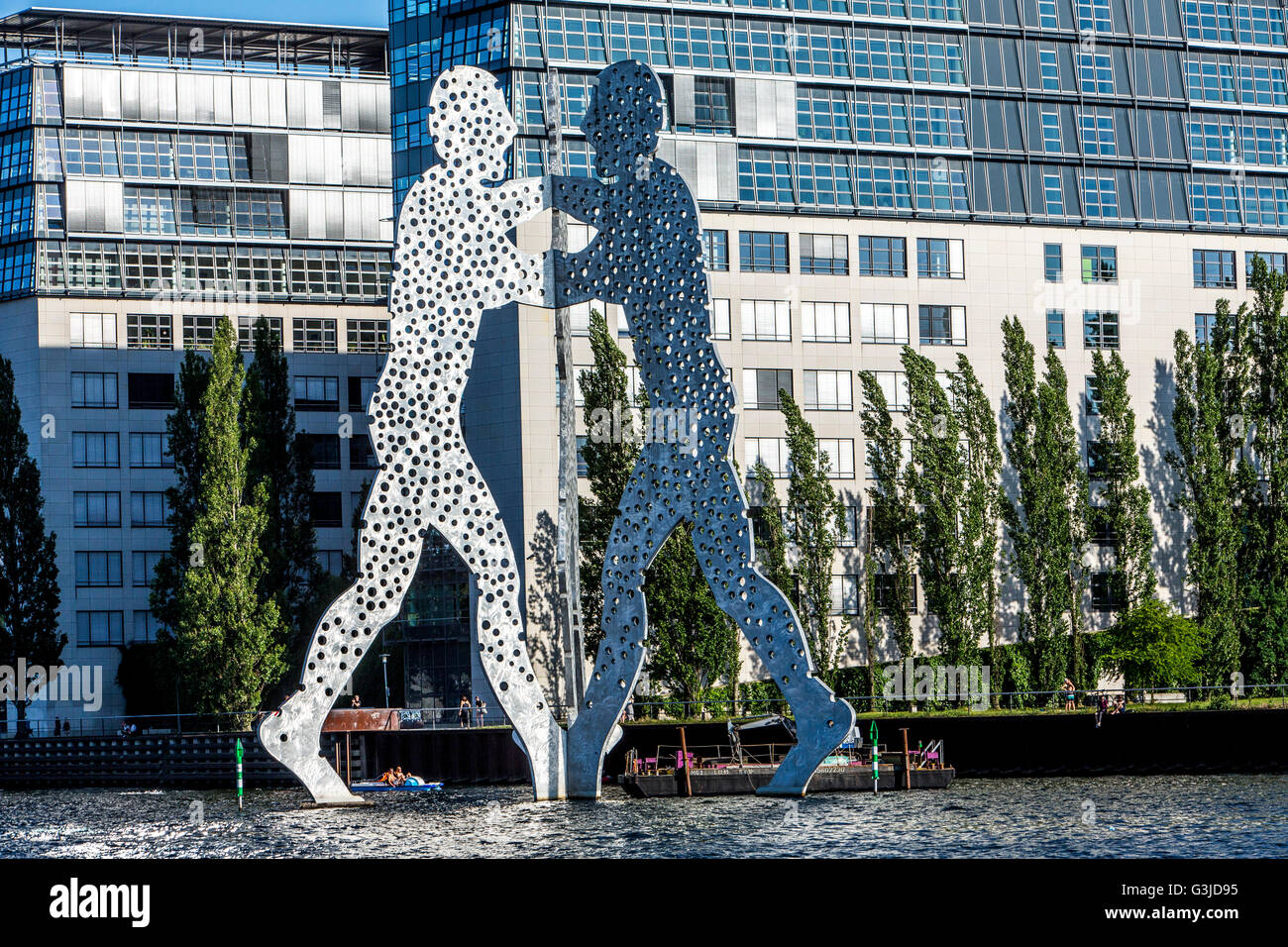 Artwork, scultura molecola Uomo nel fiume Sprea, Berlino, distretto di Friedrichshain, Foto Stock