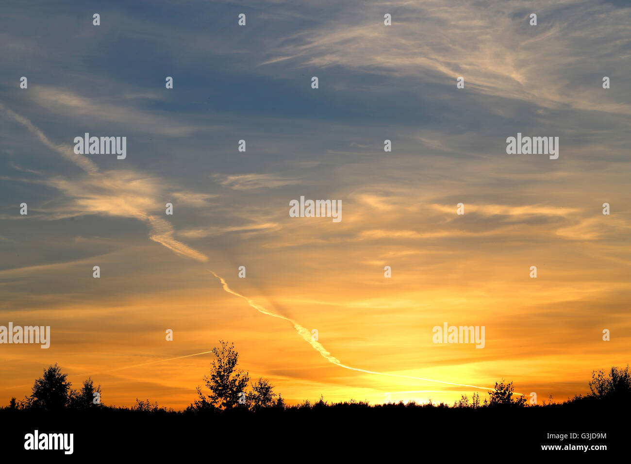 Foto bel tramonto con le nuvole sopra il campo Foto Stock
