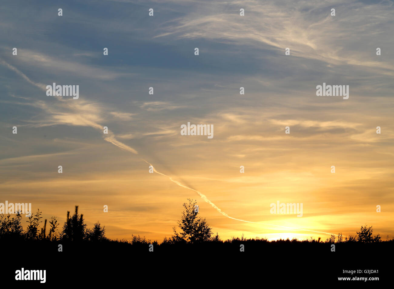 Foto bel tramonto con le nuvole sopra il campo Foto Stock