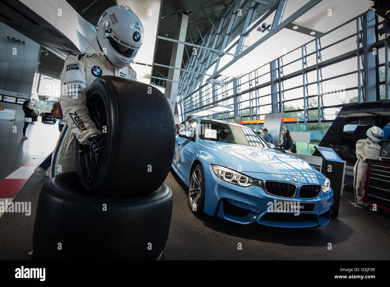 München, Germania. 21 Ago, 2014. All'interno di BMW Welt. Il complesso della BMW si trova nelle immediate vicinanze del Centro Olimpico di Monaco di Baviera e fu inaugurato nel 1972 in occasione dei Giochi Olimpici di quell'anno. All'interno è stato deciso per fare spazio per i modelli storici della casa automobilistica tedesca, insieme con i prototipi delle future macchine, la sua è stata implementatore dall'architetto Viennese Karl Schwanzer, che era anche il padre del grande grattacielo adiacente progetto che ospita il centro di gestione della BMW. © Andrea Ronchini/Pacific Press/Alamy Live News Foto Stock