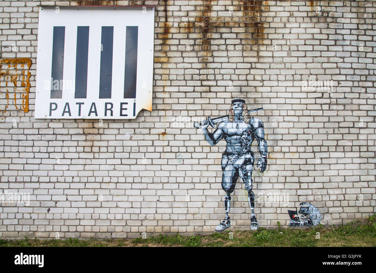 Streetart al di fuori del vecchio 'patarei' edificio di prigione a Tallinn Foto Stock