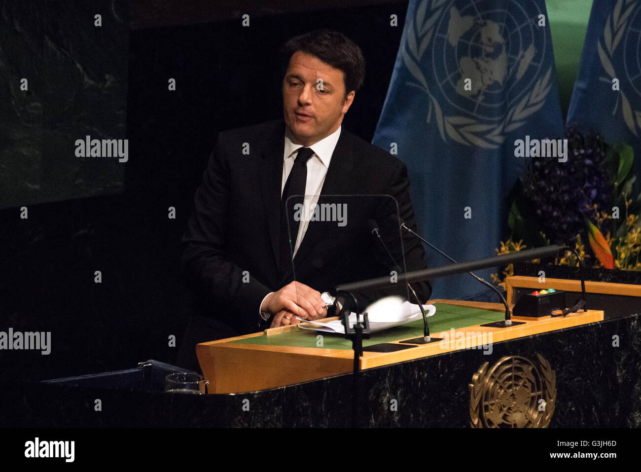 La città di New York, Stati Uniti. 22 apr, 2016. Primo Ministro italiano Matteo Renzi affronta l'Assemblea Generale. I capi di Stato e di governo di tutto il mondo si sono riuniti in Assemblea Generale Hall presso la sede delle Nazioni Unite a New York City a firmare l'accordo globale sul clima risultanti dalla COP21 nella conferenza di Parigi (dicembre 2015). © Albin Lohr-Jones/Pacific Press/Alamy Live News Foto Stock