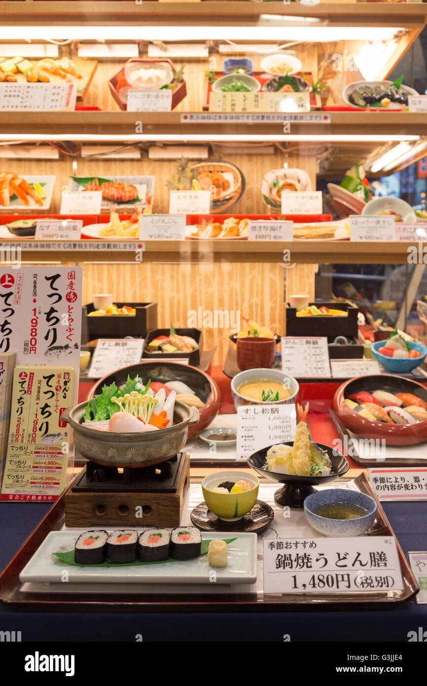 Osaka, Giappone - 9 Dicembre 2014: Plastica alimentare le repliche in un ristorante finestra Foto Stock
