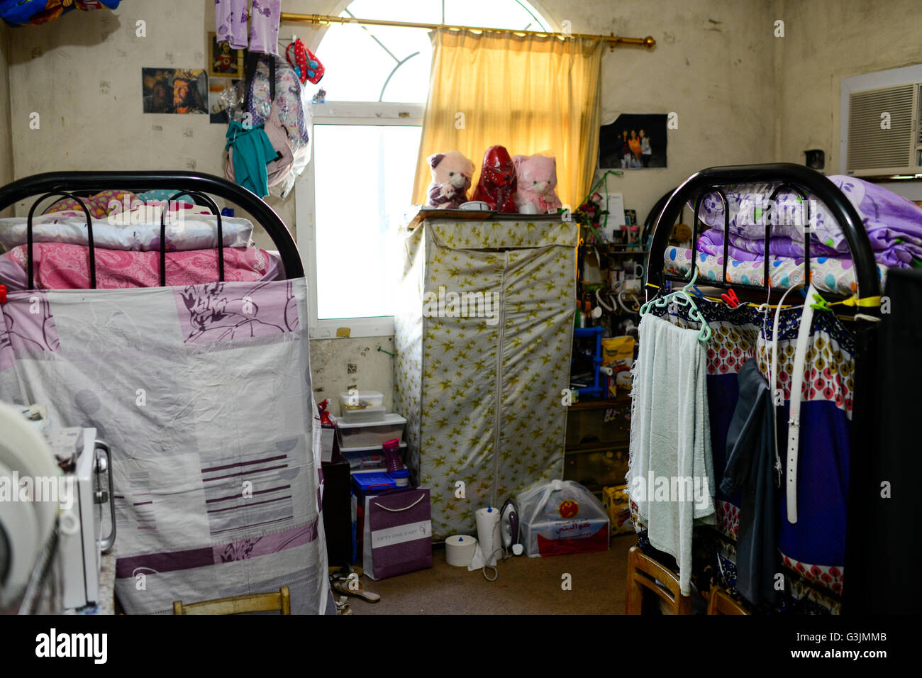 Il Qatar Doha, lavoratore migrante, sessanta donne filippini vivono in piccole stanze in una casa / KATAR, Doha, Gastarbeiter, sechzig philippinische Frauen leben auf engstem Raum in einem Haus Foto Stock