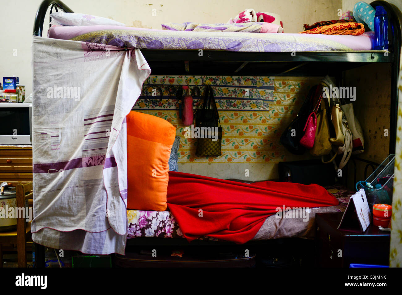 Il Qatar Doha, lavoratore migrante, sessanta donne filippini vivono in piccole stanze in una casa / KATAR, Doha, Gastarbeiter, sechzig philippinische Frauen leben auf engstem Raum in einem Haus Foto Stock