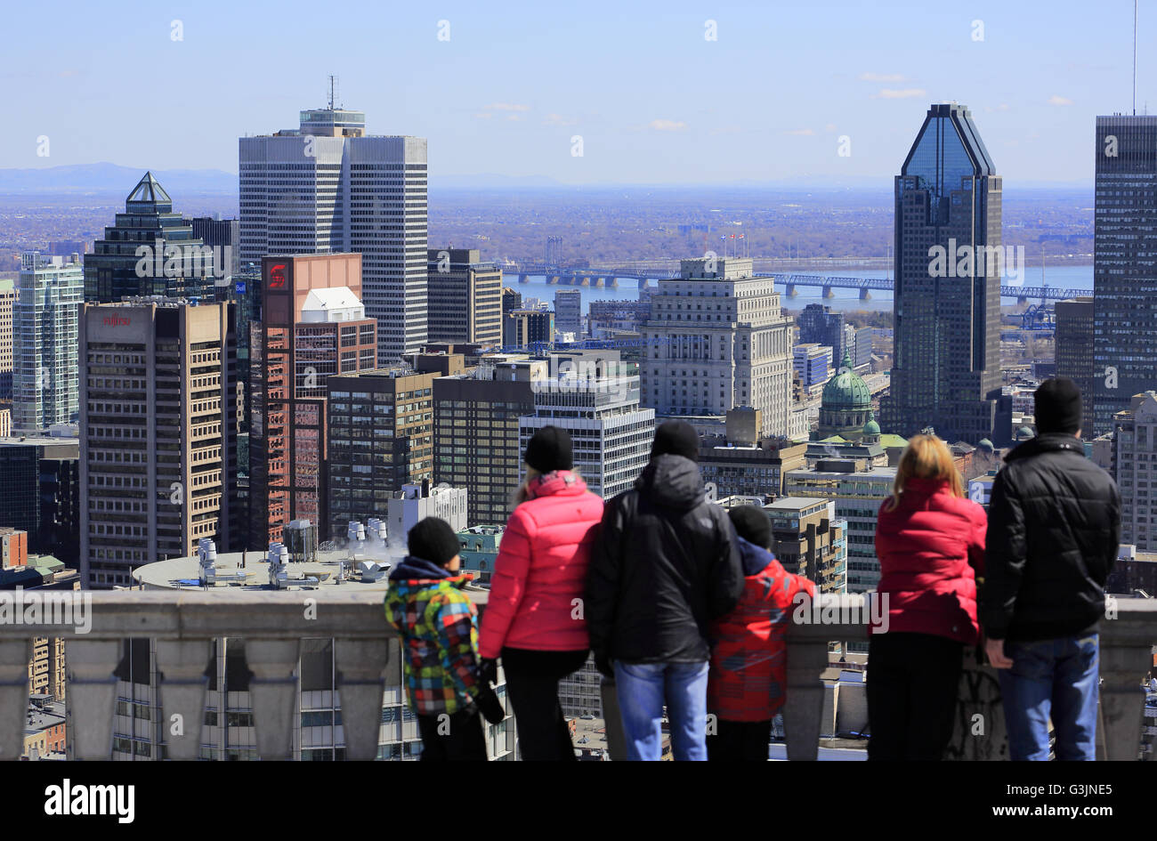 I visitatori a Kondiaronk Scenic Belvedere di Mont Royal Park con vista del centro cittadino di Montreal in background.Montreal Québec Canada Foto Stock