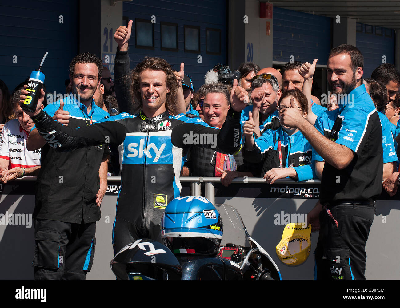 Jerez de la frontera, Spagna. Xxv Aprile, 2016. #8 Nicolo BULEGA (ITA) SKY Racing Team VR46 KTM celebra nel gruppo il suo secondo posto dopo la gara durante la MotoGp Grand Prix Red Bull di Spagna sul circuito di Jerez. © Pablo Morano/Pacific Press/Alamy Live News Foto Stock