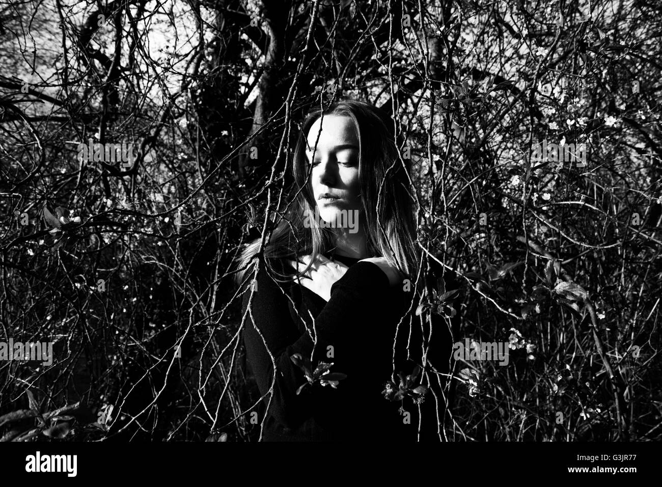 Perso, depresso ragazza nel bosco. Immagine in bianco e nero. Foto Stock
