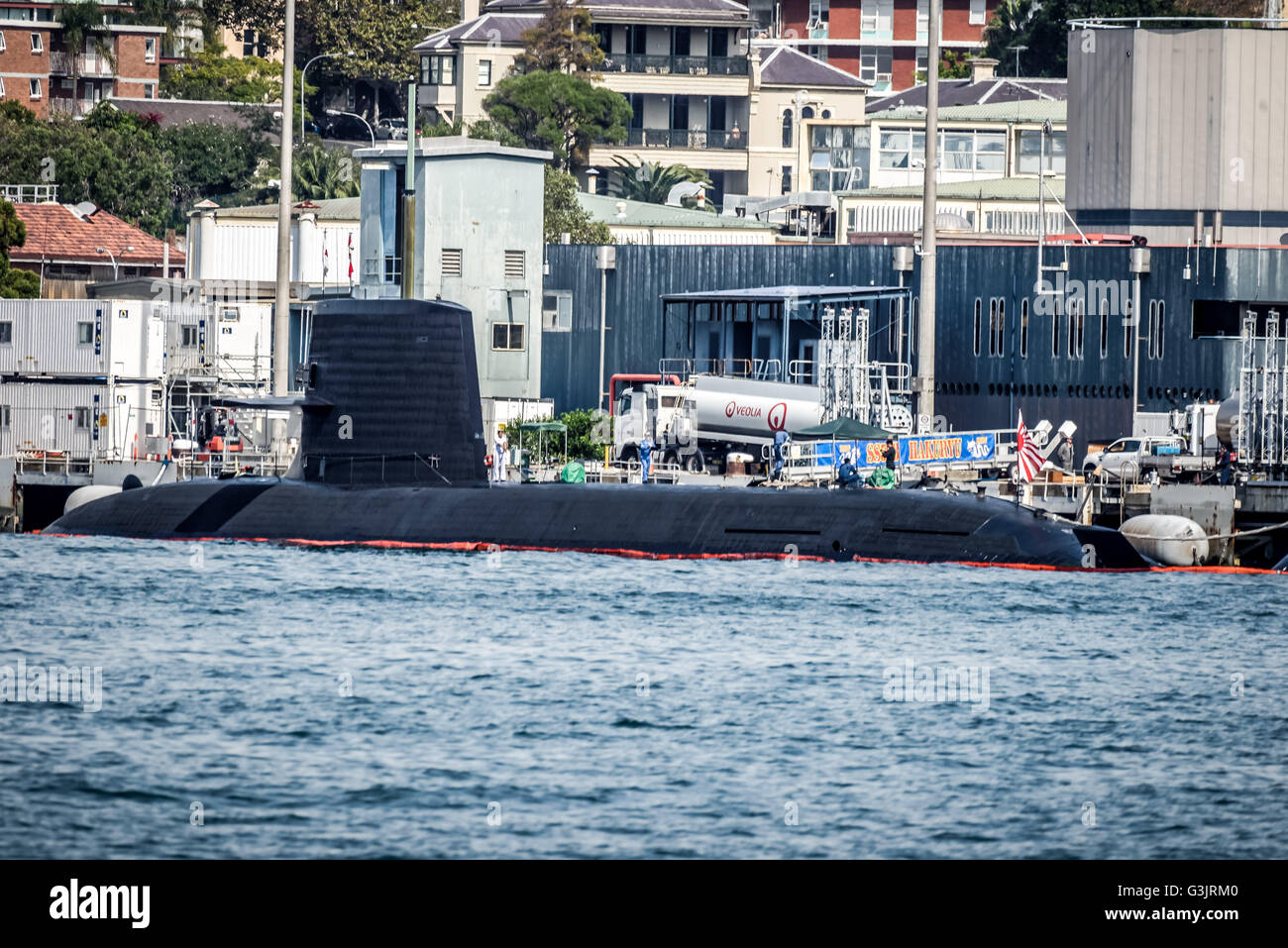 Sydney, Australia. Xvi Apr, 2016. Il Giapponese Soryu-class submarine JS Hakuryu e due cacciatorpediniere sono la formazione con australiano di forze militari e di impressionare con la loro offerta ad aggiudicarsi il contratto per la sostituzione dell'Australia Classe Collins flotta. Lo storico arrivo è la prima volta che un sottomarino giapponese ha inserito il porto di Sydney dal 1942, quando tre giapponese i sommergibili italiani scivolato nel porto e una attaccata una nave della flotta australiana ha, uccidendo 21 marinai. © Hugh Peterswald/Pacific Press/Alamy Live News Foto Stock