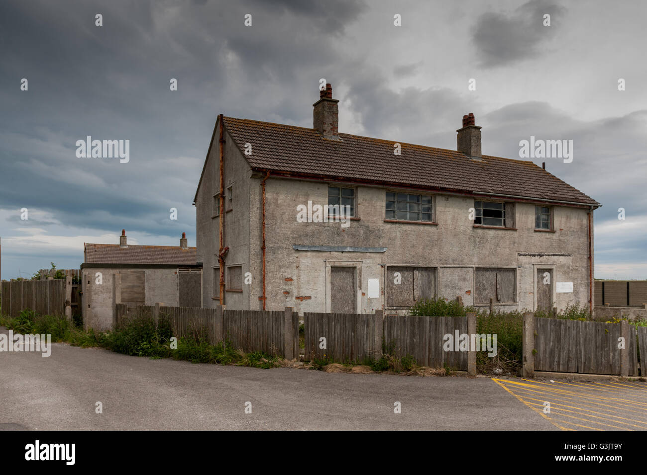 Alloggiamento abbandonati, adiacente alla prigione di PORTLAND, DORSET REGNO UNITO Foto Stock