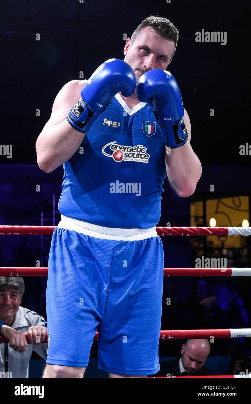 Milano, Italia. 29 apr, 2016. Roberto Cammarelle italiano campione olimpionico, combatté la sua ultima lotta contro Ahmed El Ghazi. © Gaetano Piazzolla/Pacific Press/Alamy Live News Foto Stock