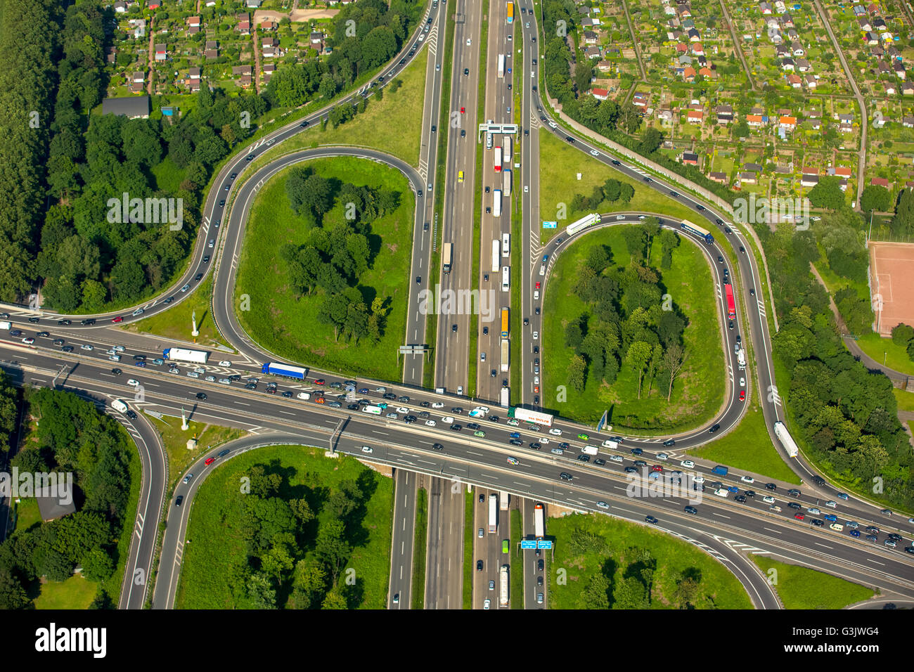 Vista aerea, congestione del traffico, ingorgo sull'A59 e l'autostrada A40, Autobahnkruez Duisburg su Ruhrdeich, Duisburg, Foto Stock