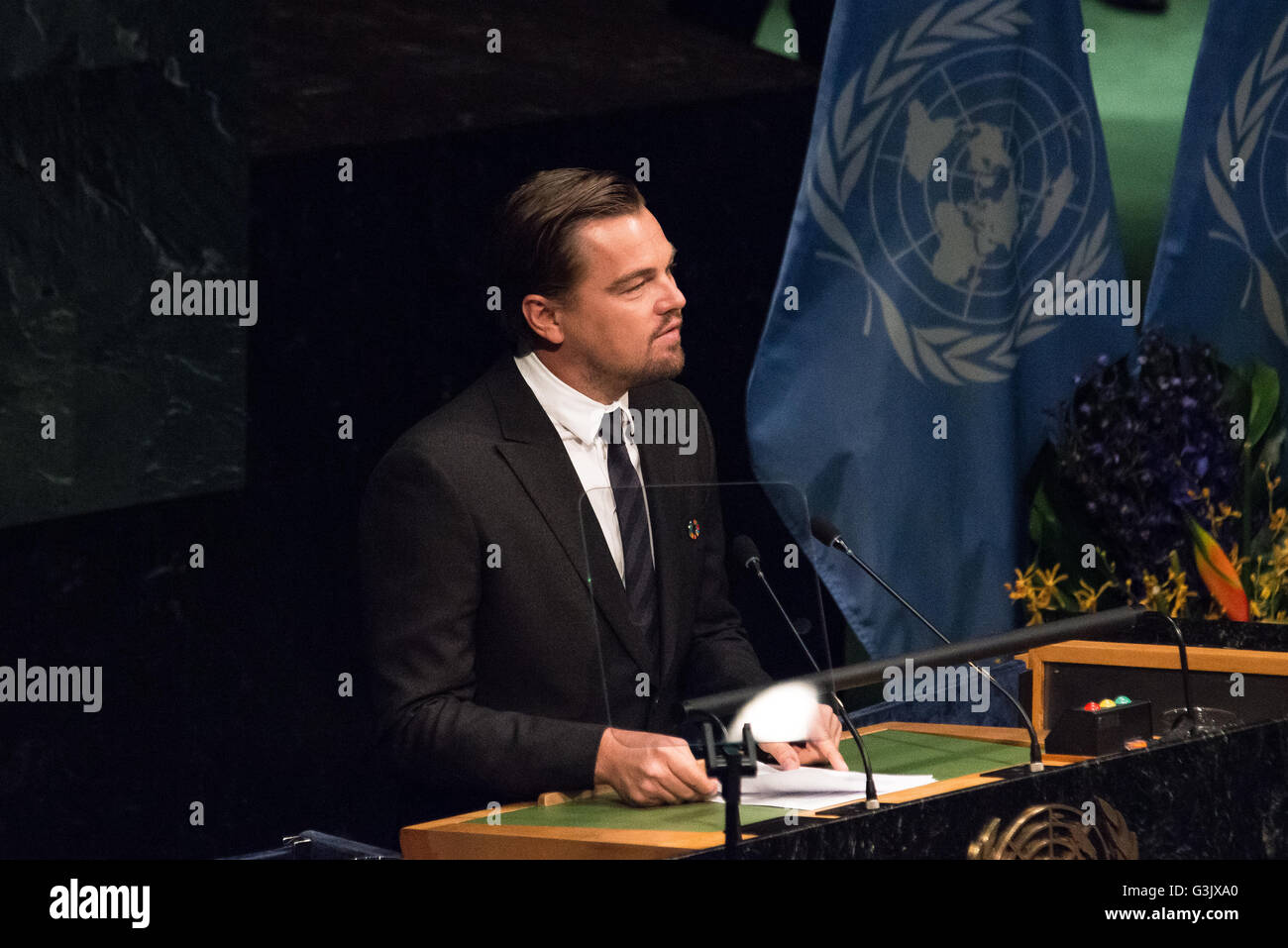 La città di New York, Stati Uniti. 22 apr, 2016. Attore e attivista ambientale Leonardo DiCaprio risolve l'Assemblea Generale. I capi di Stato e di governo di tutto il mondo si sono riuniti in Assemblea Generale Hall presso la sede delle Nazioni Unite a New York City a firmare l'accordo globale sul clima risultanti dalla COP21 nella conferenza di Parigi (dicembre 2015). © Albin Lohr-Jones/Pacific Press/Alamy Live News Foto Stock