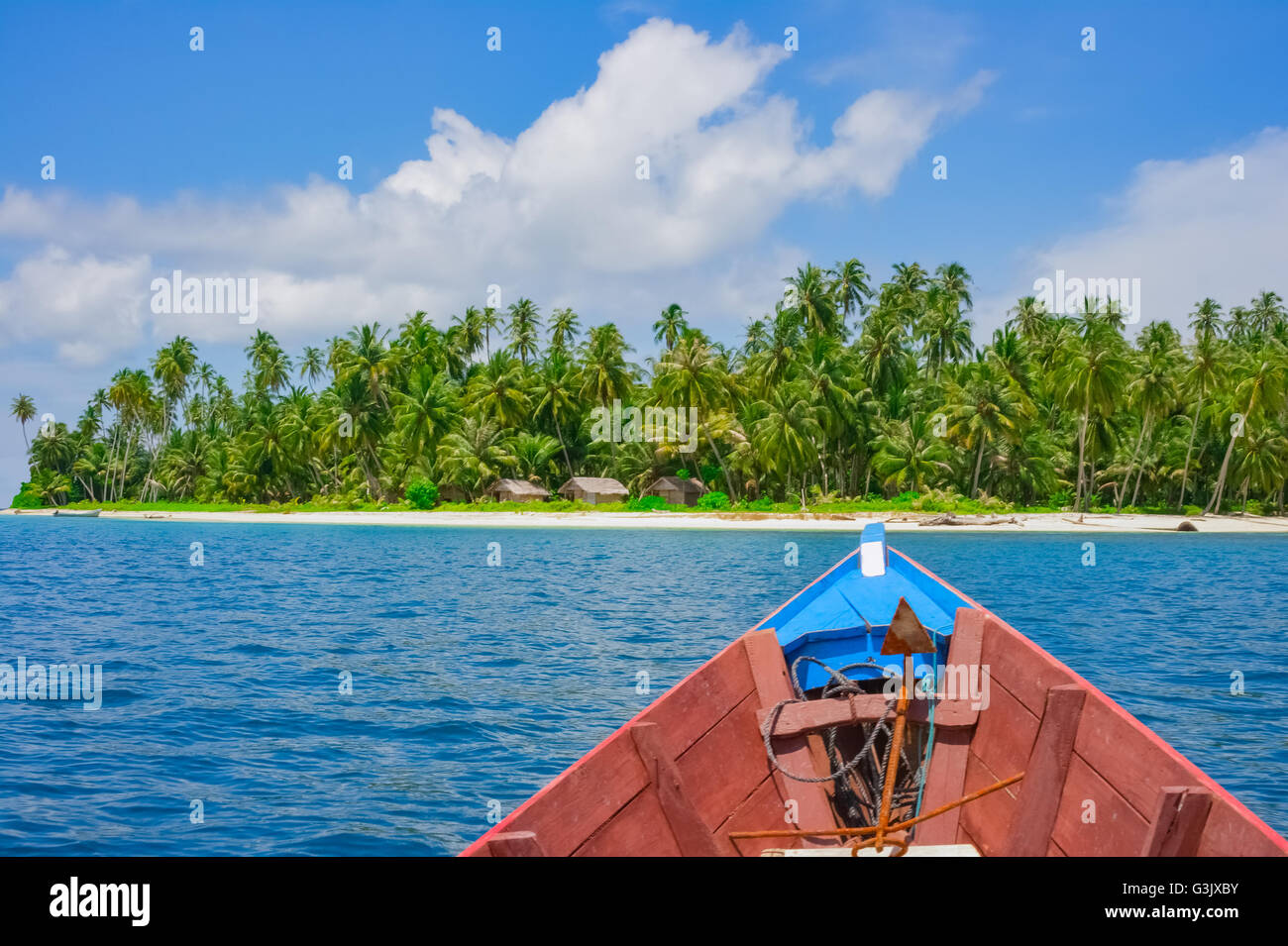 Gita in barca a remota isola tropicale, isole Banyak, Aceh, Indonesia, sud-est asiatico Foto Stock