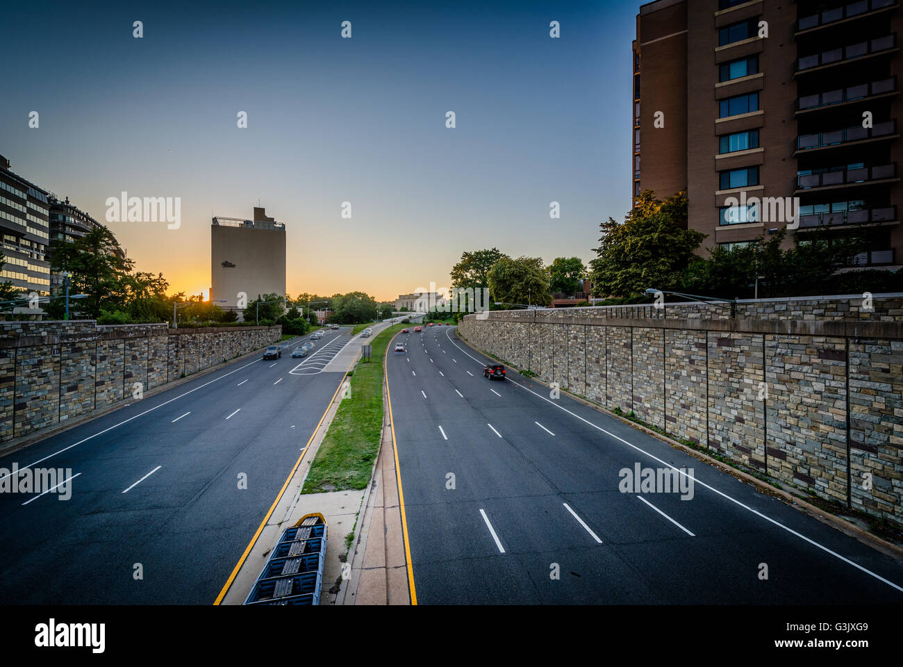 Tramonto sulla I-66 in Foggy Bottom, Washington DC. Foto Stock