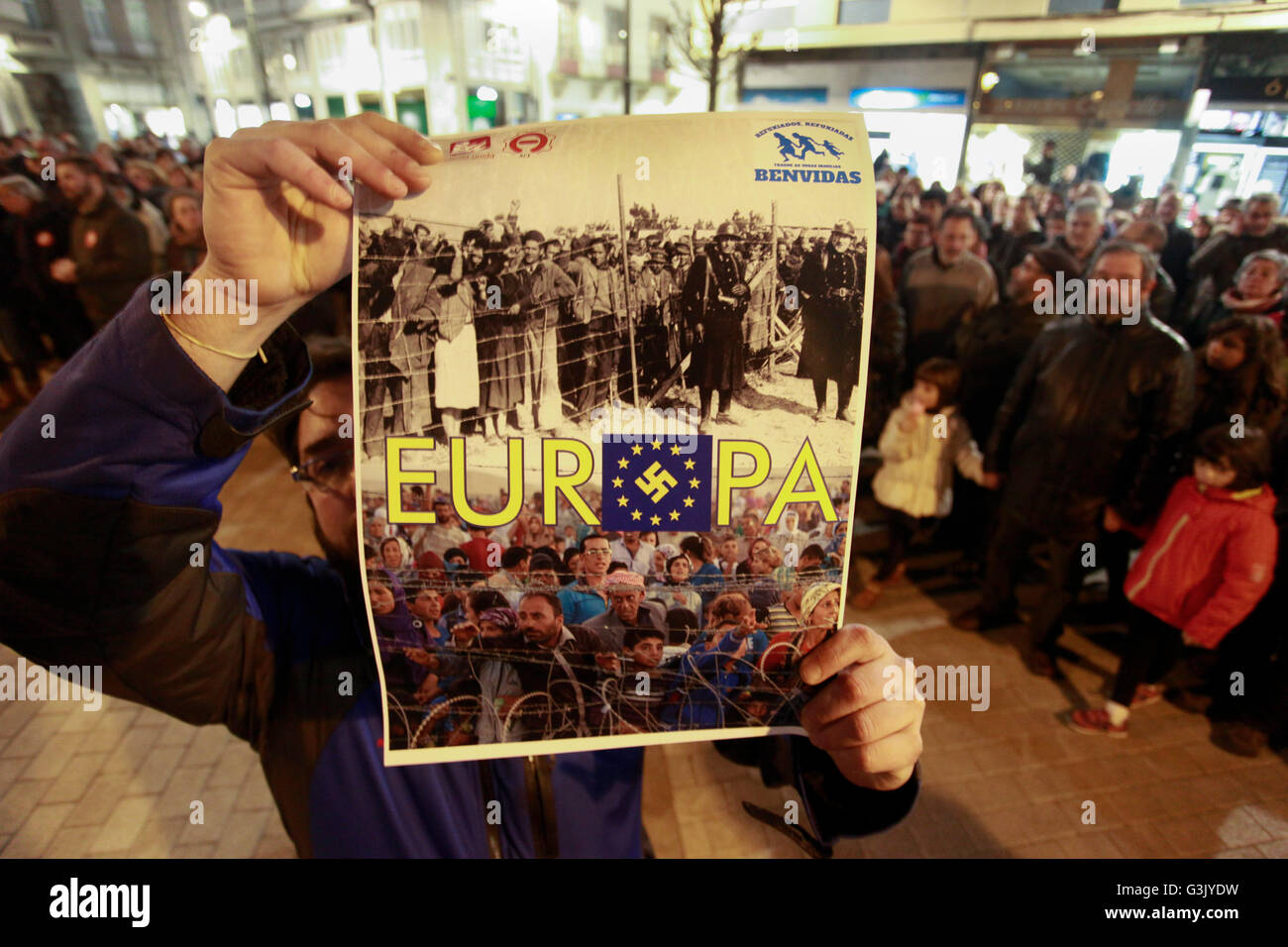 Lugo, Spagna. 16 Mar, 2016. Centinaia di persone si radunano davanti al sub-delega del governo spagnolo per protestare contro l'accordo tra la Turchia e l' Unione europea in materia di immigrazione Controllo in Europa. Concentra qualificare l'Unione europea 'nazi' e un appello alla solidarietà con i rifugiati, ricordando che non troppi anni fa erano gli spagnoli che sono stati costretti a migrare e a cercare rifugio a causa della guerra. © Carlos Castro Vazquez/RoverImages/Pacific Press/Alamy Live News Foto Stock